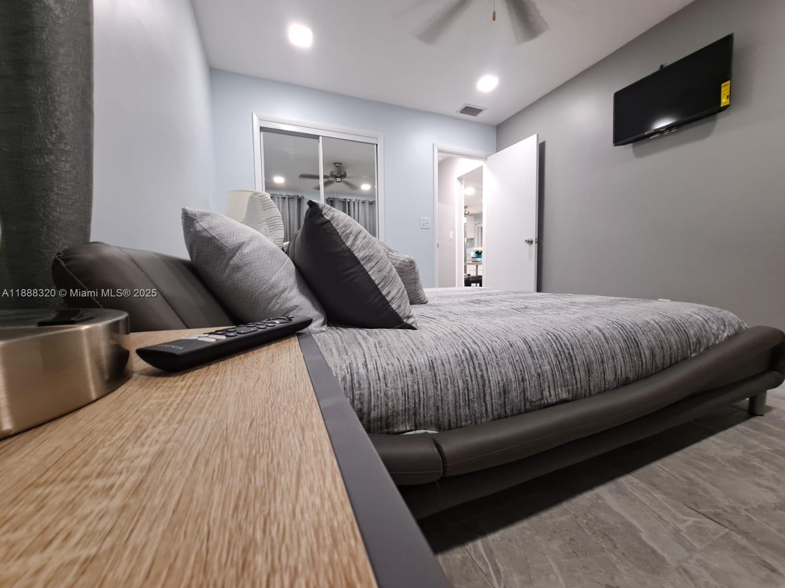 HOLLYWOOD LITTLE RANCHES - Residential Lease