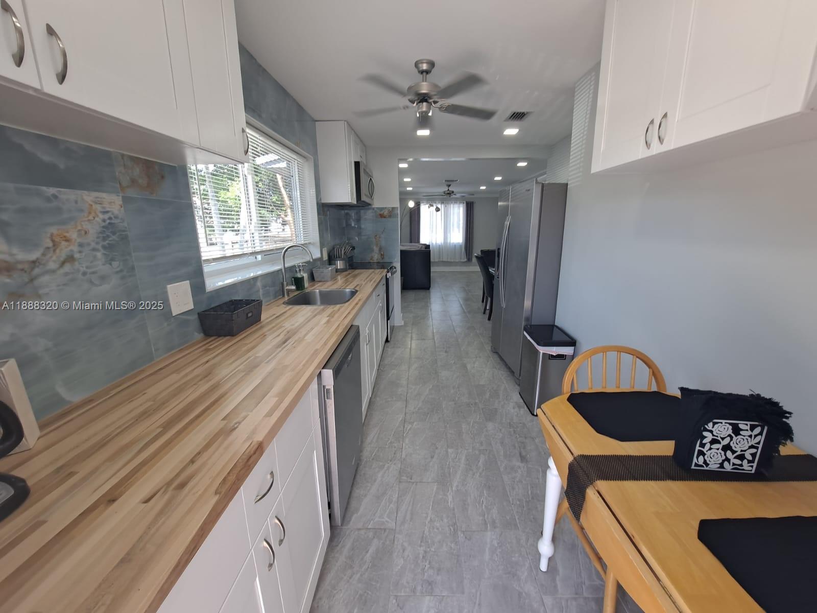 HOLLYWOOD LITTLE RANCHES - Residential Lease