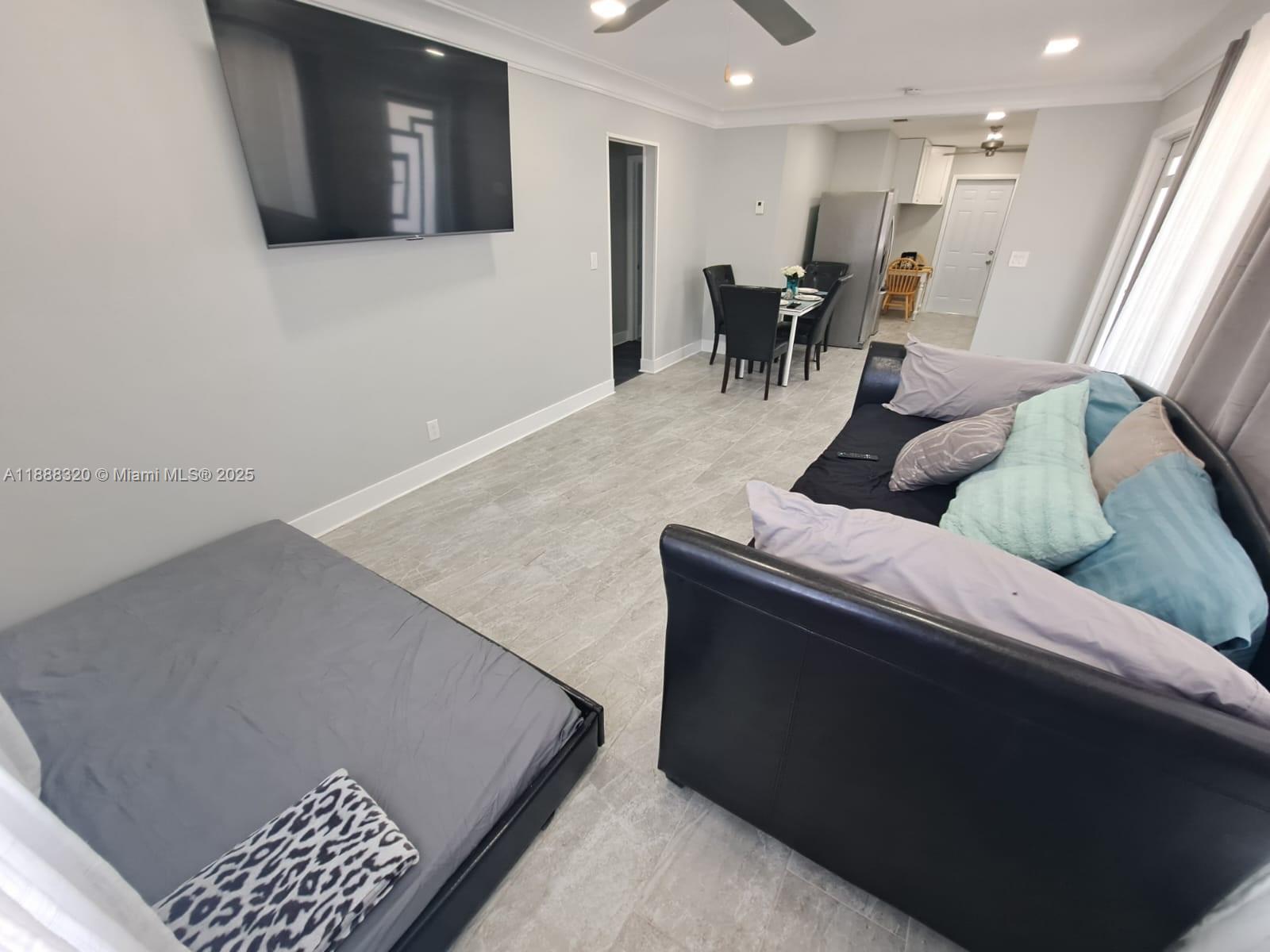 HOLLYWOOD LITTLE RANCHES - Residential Lease