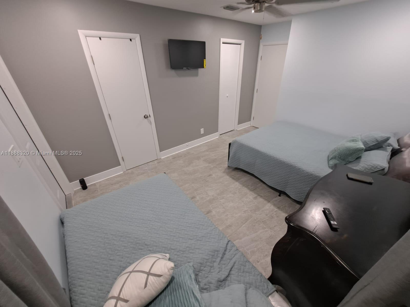 HOLLYWOOD LITTLE RANCHES - Residential Lease