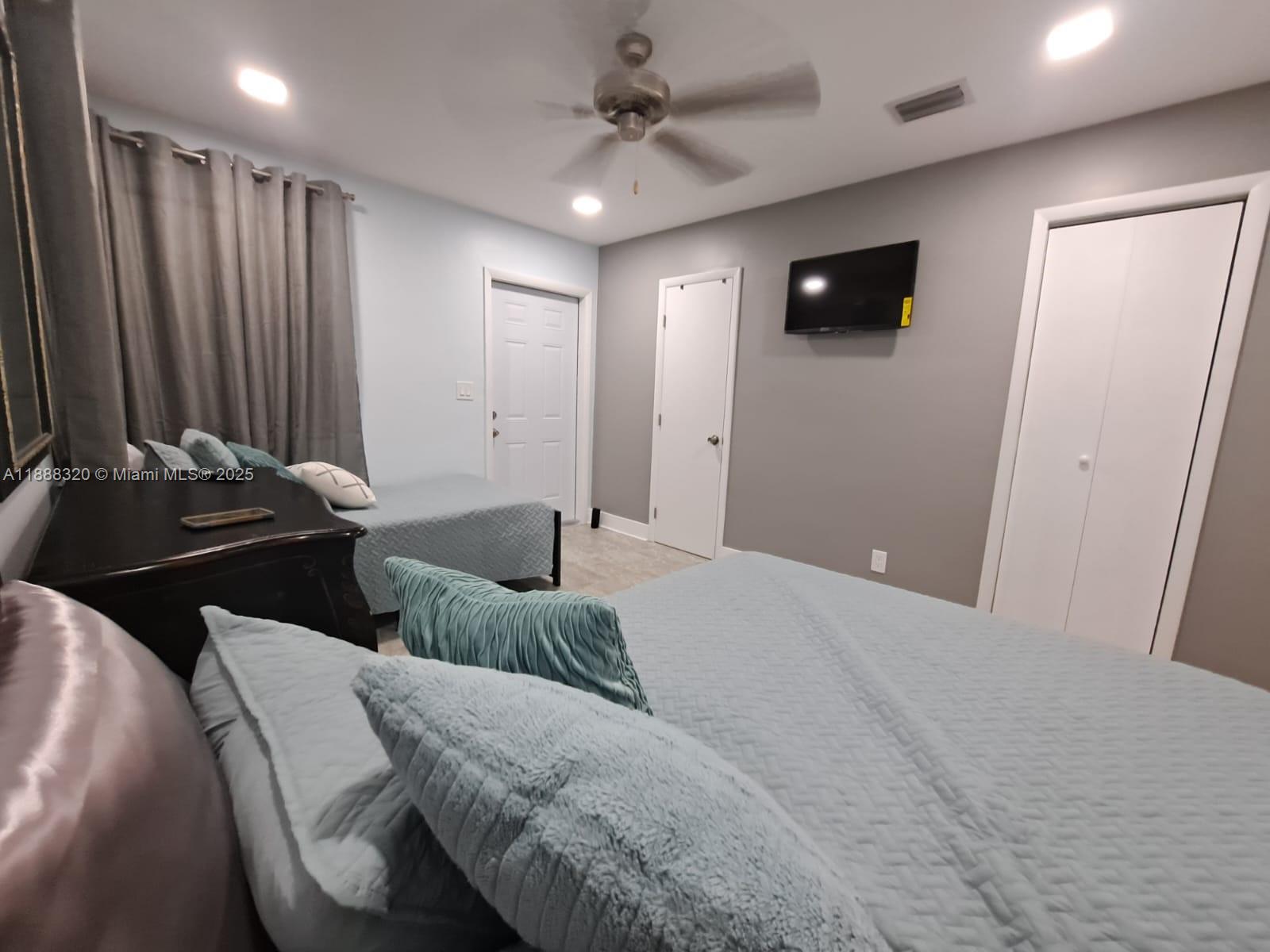 HOLLYWOOD LITTLE RANCHES - Residential Lease