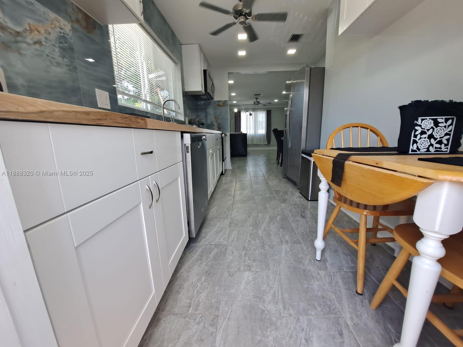 HOLLYWOOD LITTLE RANCHES - Residential Lease