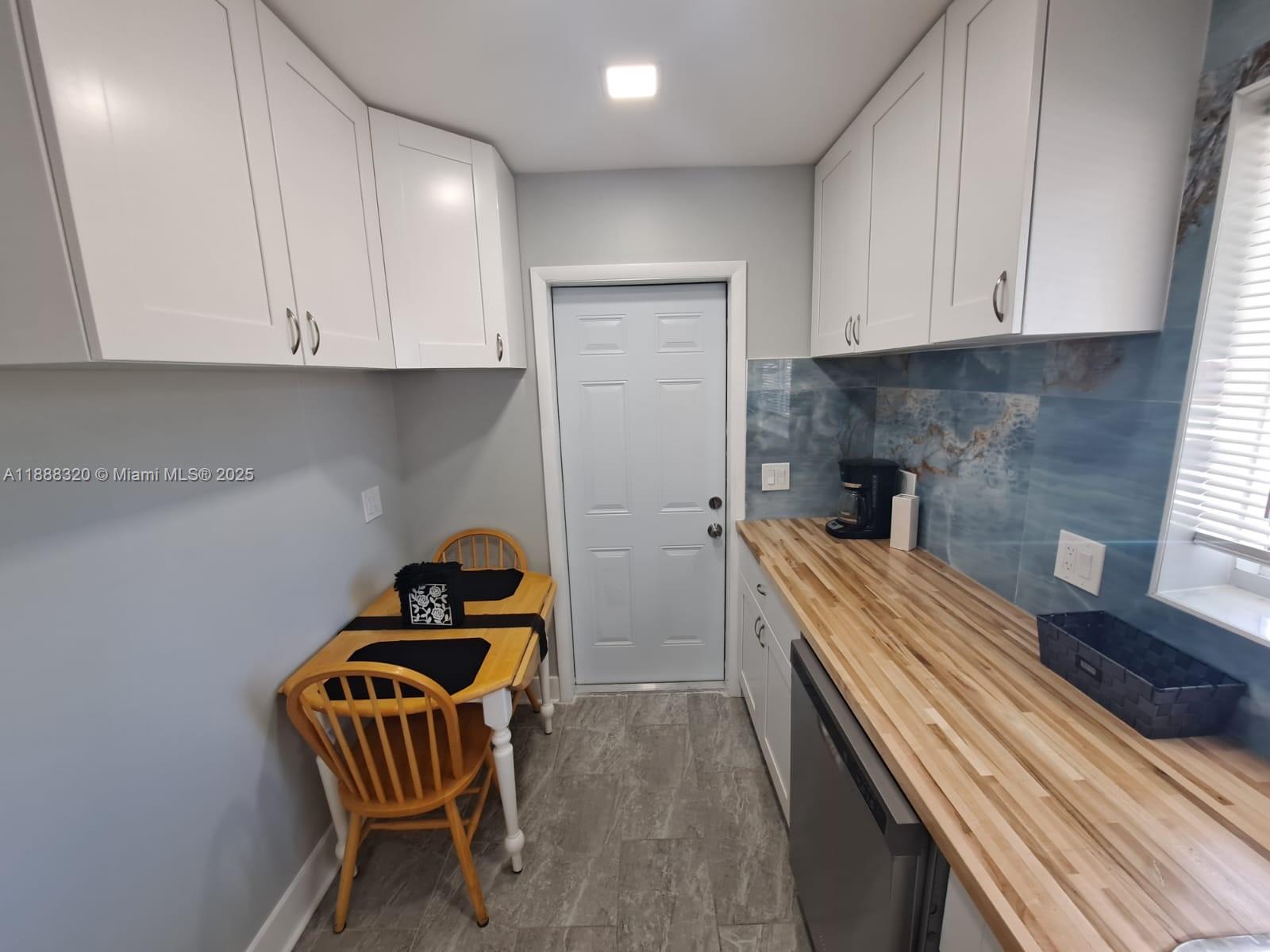 HOLLYWOOD LITTLE RANCHES - Residential Lease