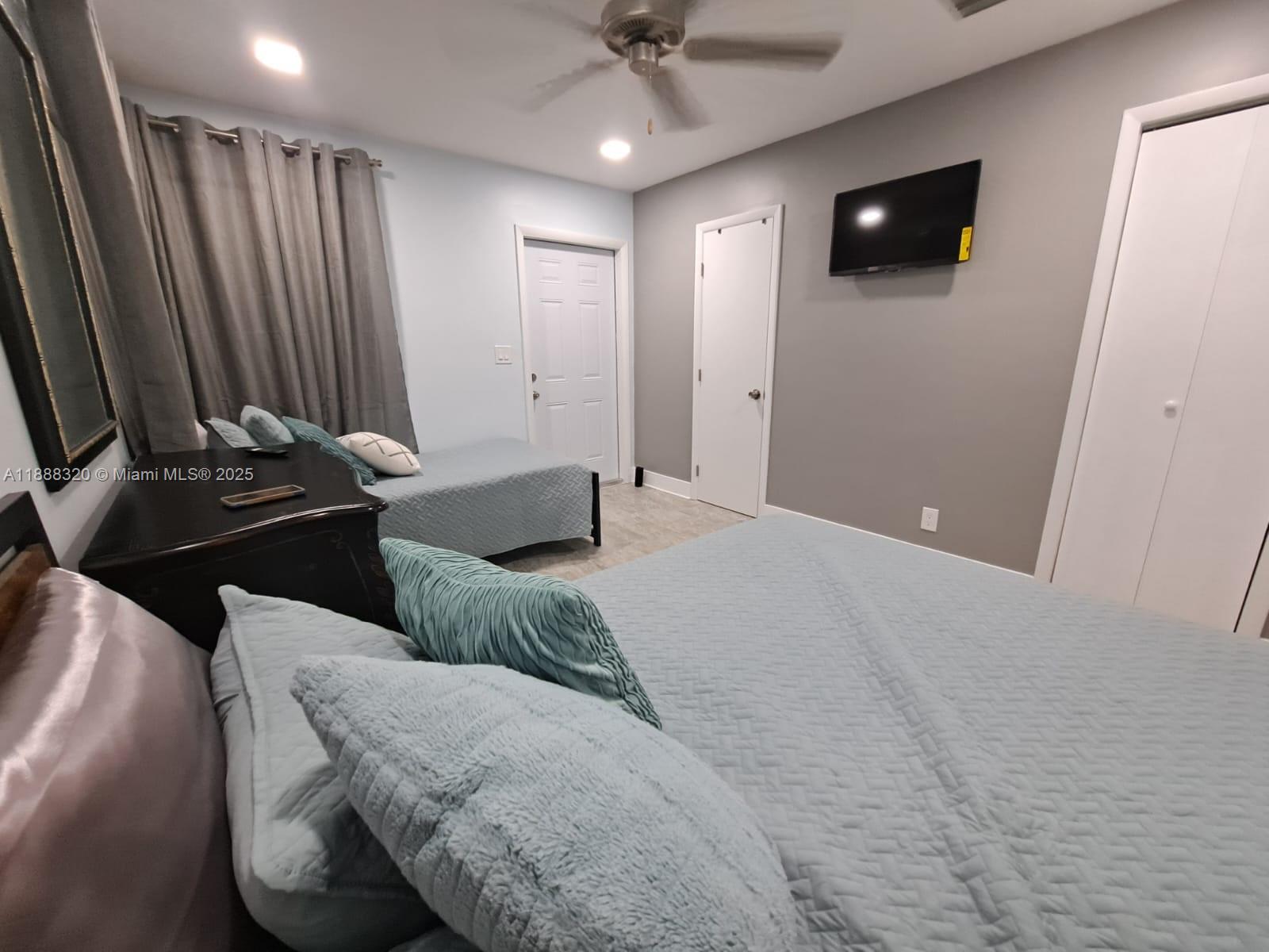 HOLLYWOOD LITTLE RANCHES - Residential Lease