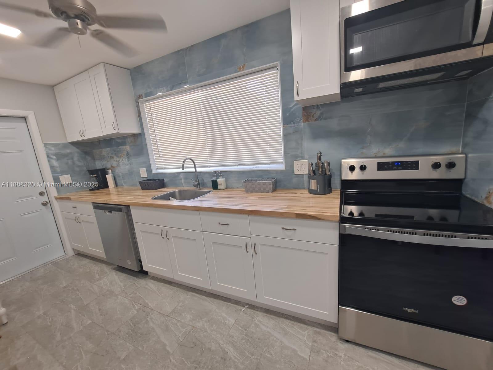 HOLLYWOOD LITTLE RANCHES - Residential Lease