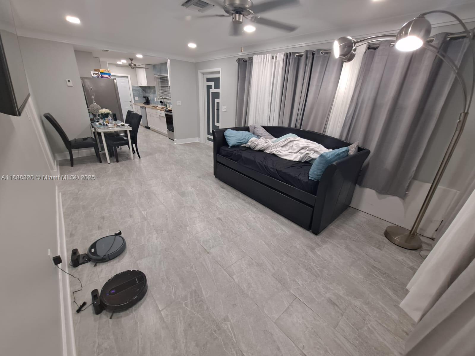 HOLLYWOOD LITTLE RANCHES - Residential Lease