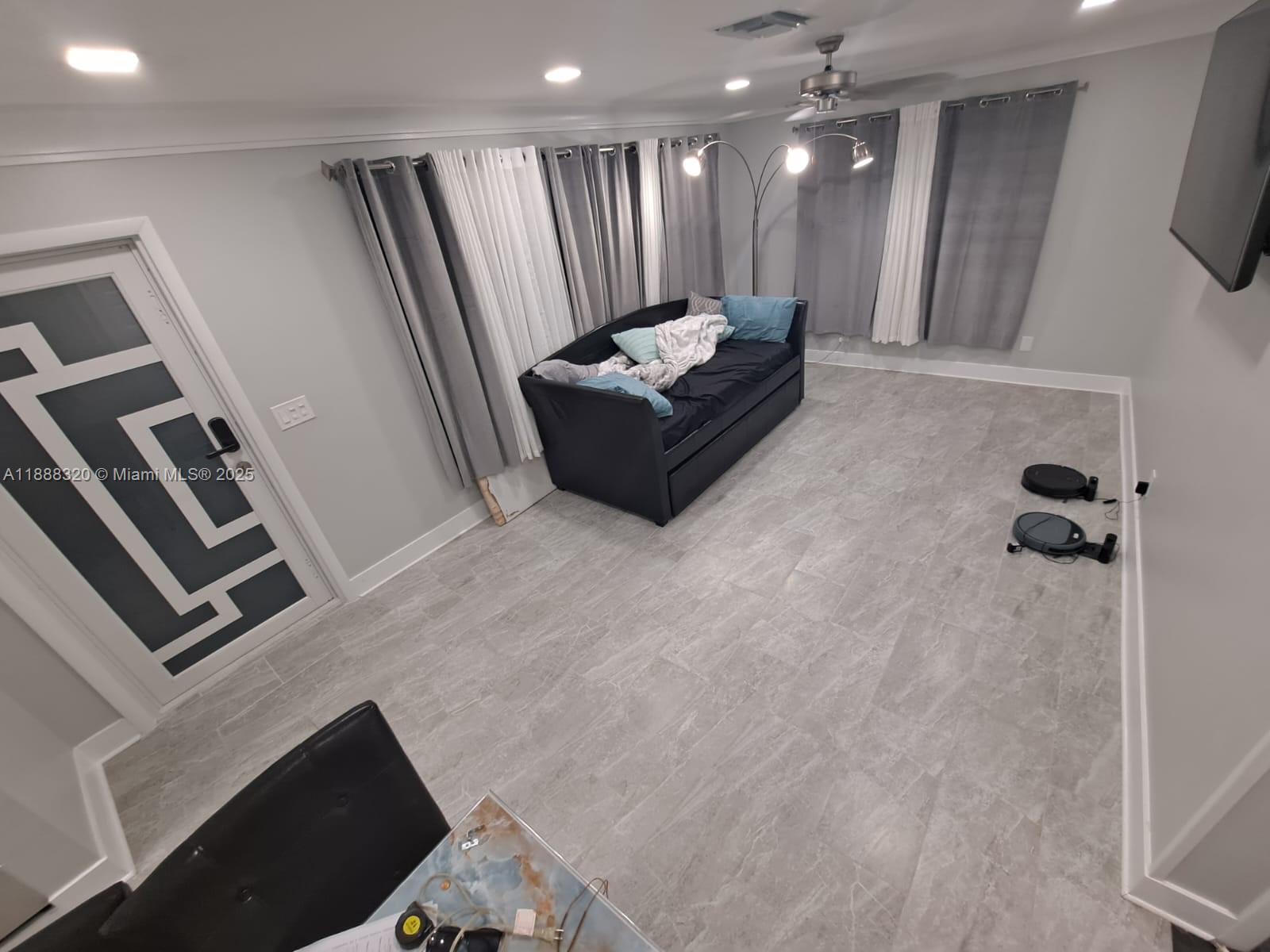 HOLLYWOOD LITTLE RANCHES - Residential Lease