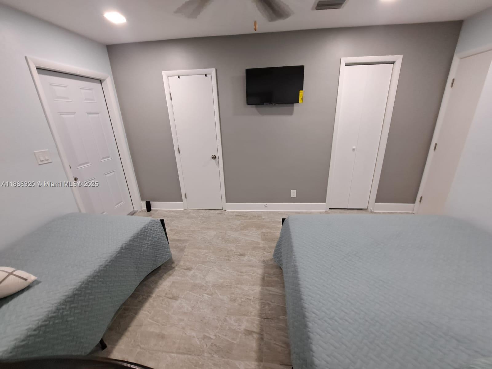 HOLLYWOOD LITTLE RANCHES - Residential Lease