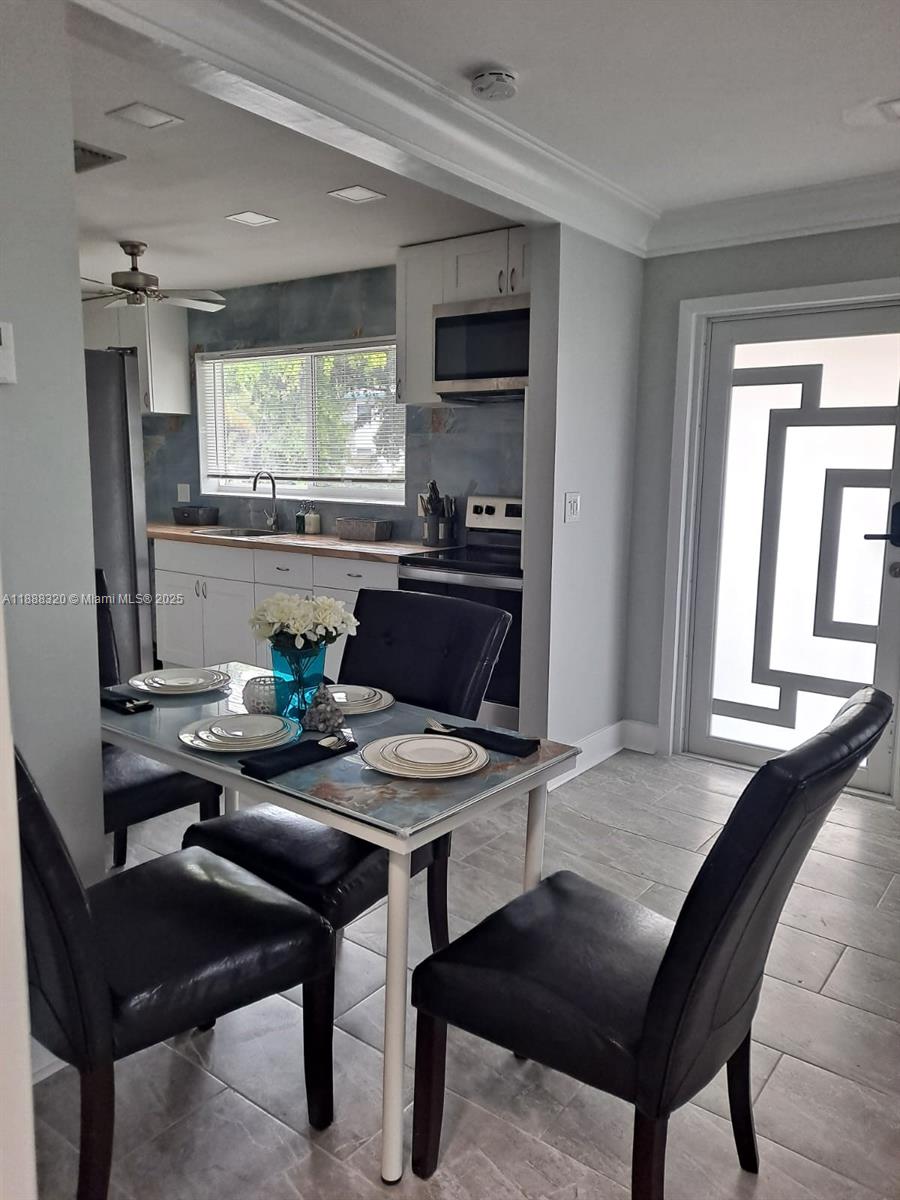 Renovated Brand New for AirBnb in 2022. Furnished, Jacuzzi Tub, 2 assigned parking spots, All new electric, fans, dimmers, 3 smart tvs, 1 king, 1 queen, & 1 twin bed. Washer Dryer on premise. Back Yard Closer to downtown Hollywood than many parking spots. Close to I95, 10 minutes to beach, 15 to airport, 20 to Fort Lauderdale, 40 to South Beach.
Rent Includes Trash, Water/Sewer, and Lawn maintenance.