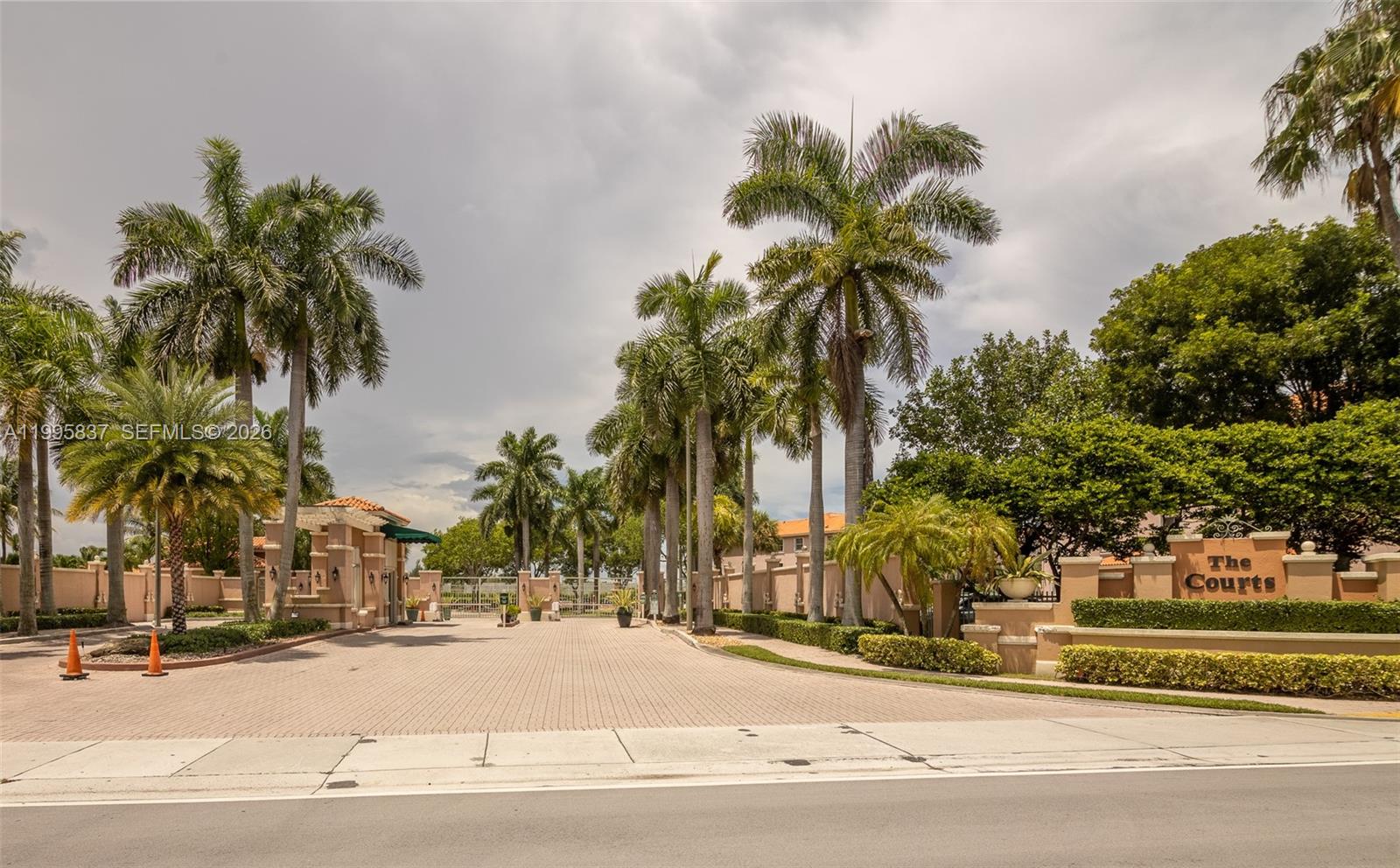 THE COURTS AT DORAL ISLES - Residential