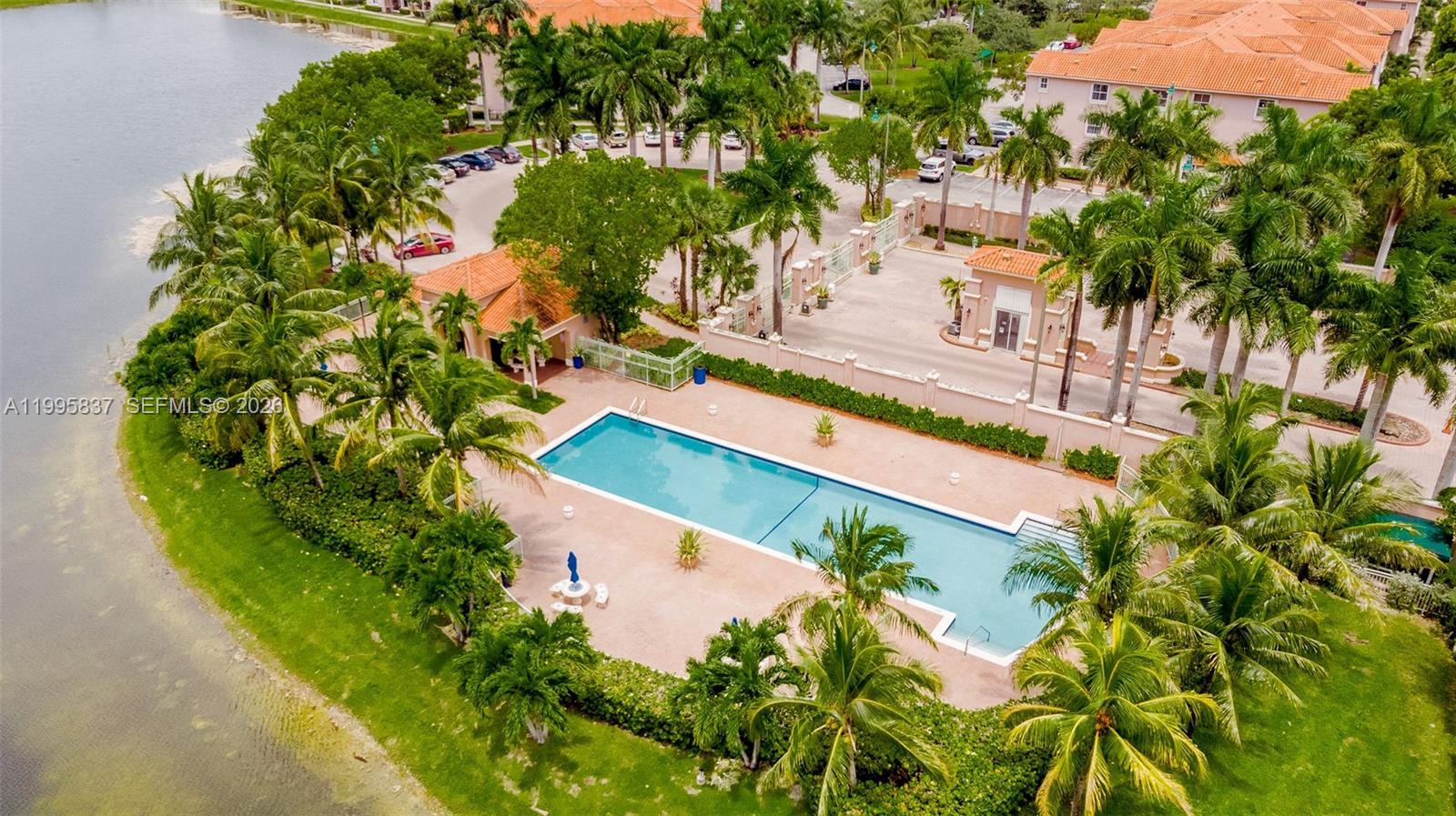 THE COURTS AT DORAL ISLES - Residential