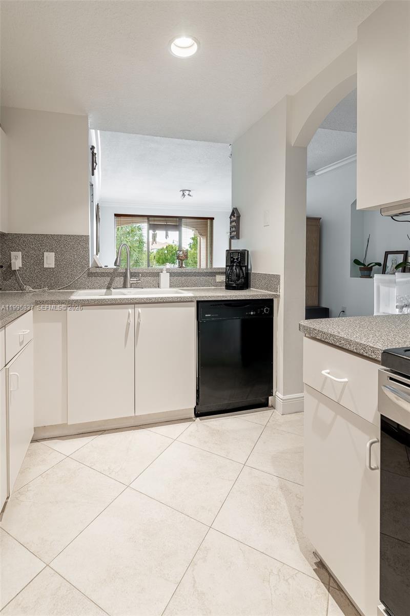 THE COURTS AT DORAL ISLES - Residential