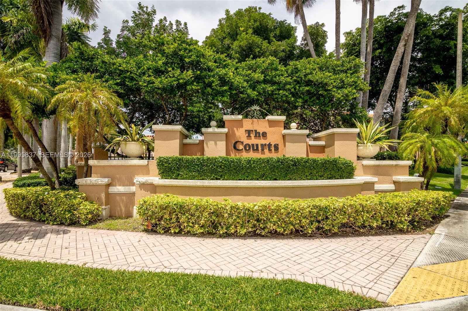THE COURTS AT DORAL ISLES - Residential
