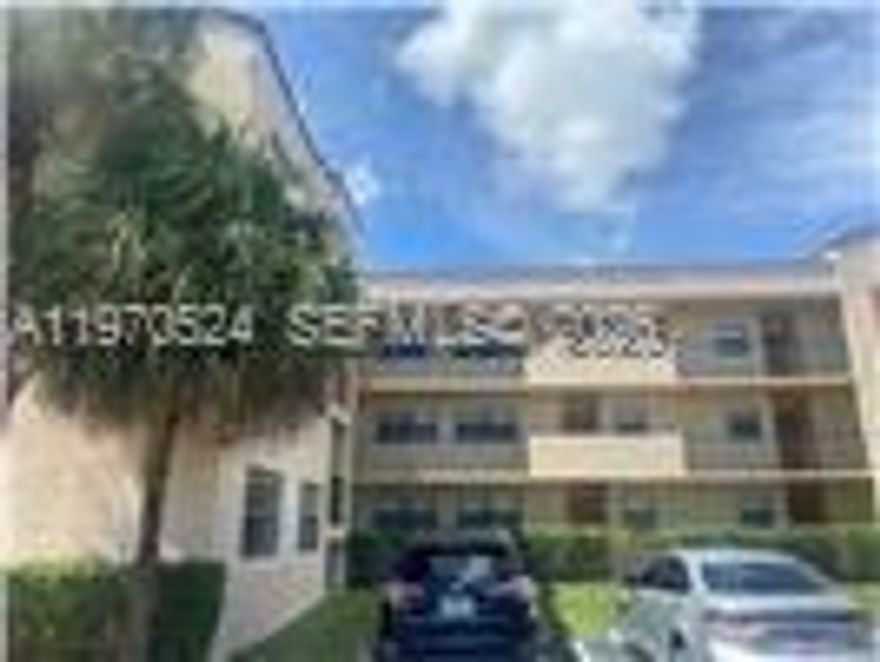 BEAUTIFUL UNIT 2B/2B AT MIRAMAR CLUB, CLOSE TO SHOPPING, SCHOOLS AND THE TURNPIKE!!