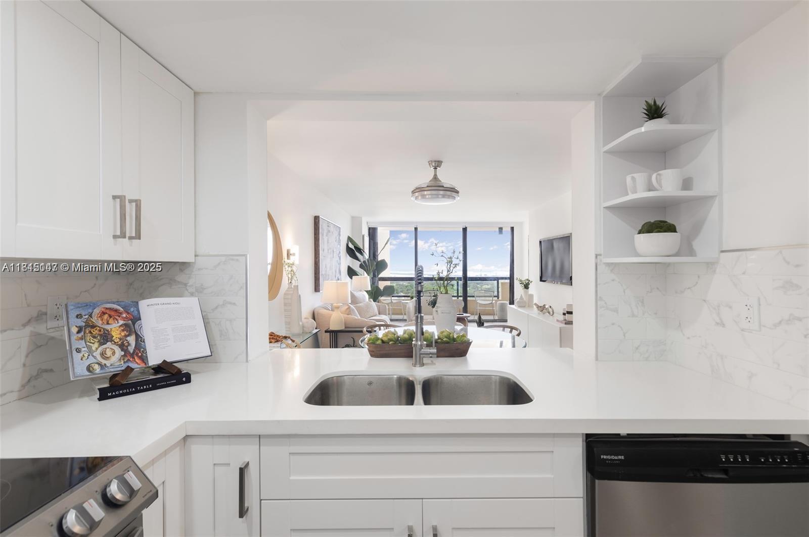 2555 Collins Ave 2210