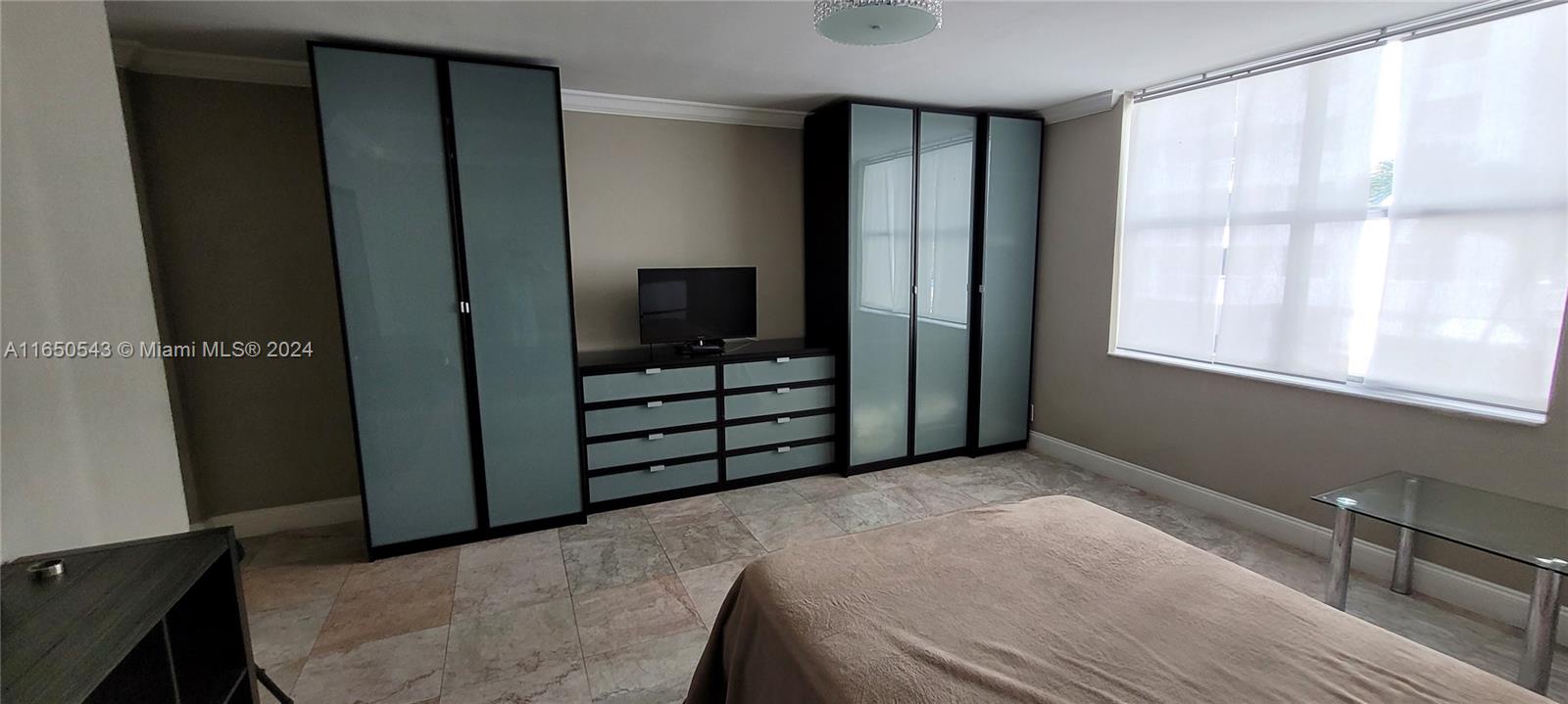 Luxury living! Spacious and meticulously designed 1 bedroom/2-bathroom unit. Boasting 1,300 Sq. Ft. of living space, a condo in the prestigious Prince George offers a lifestyle of unparalleled comfort.
Covered parking