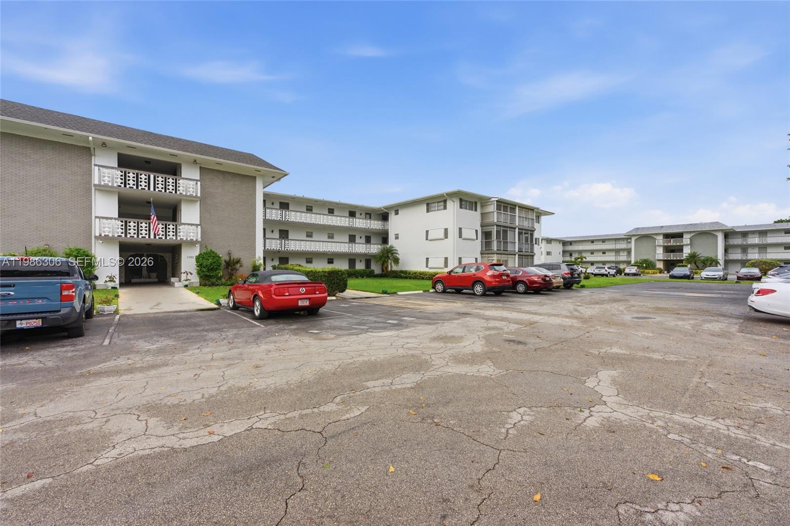 HILLCREST COUNTRY CLUB AP - Residential