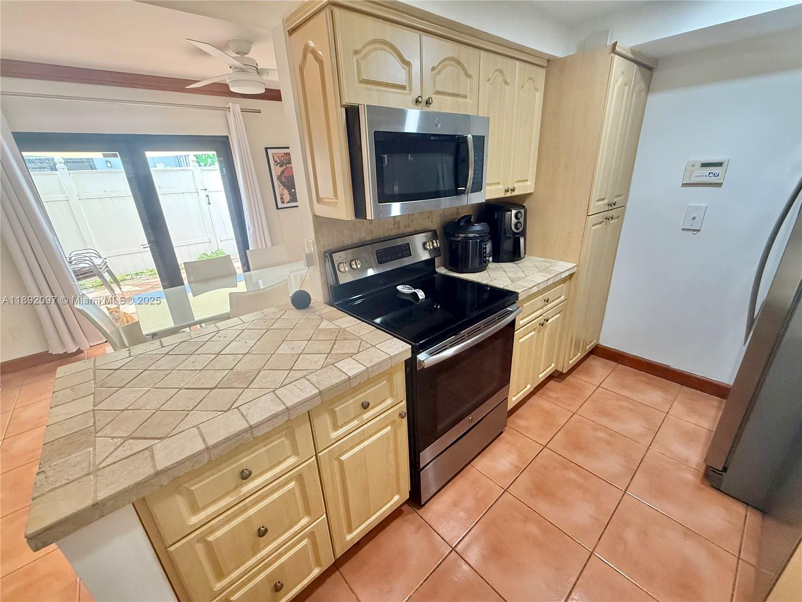 MILLER SIXTY-SEVEN TOWNHO - Residential Lease