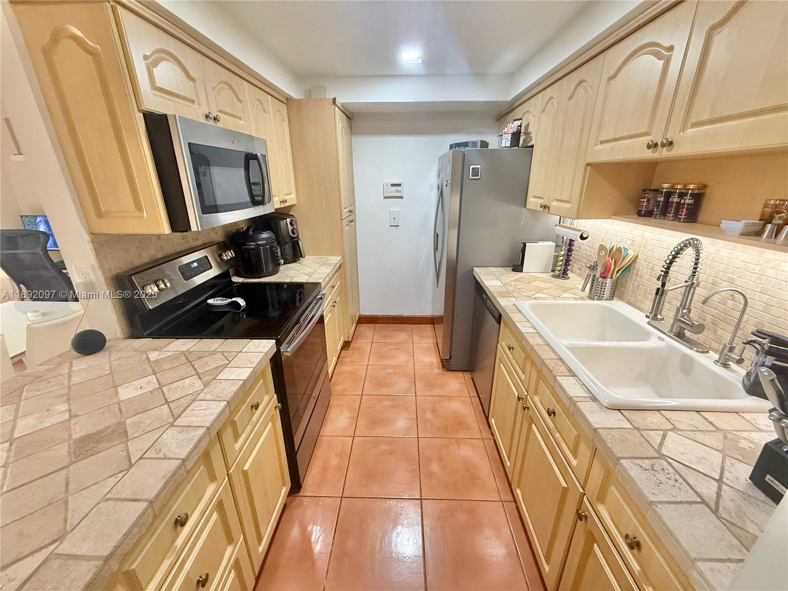 MILLER SIXTY-SEVEN TOWNHO - Residential Lease