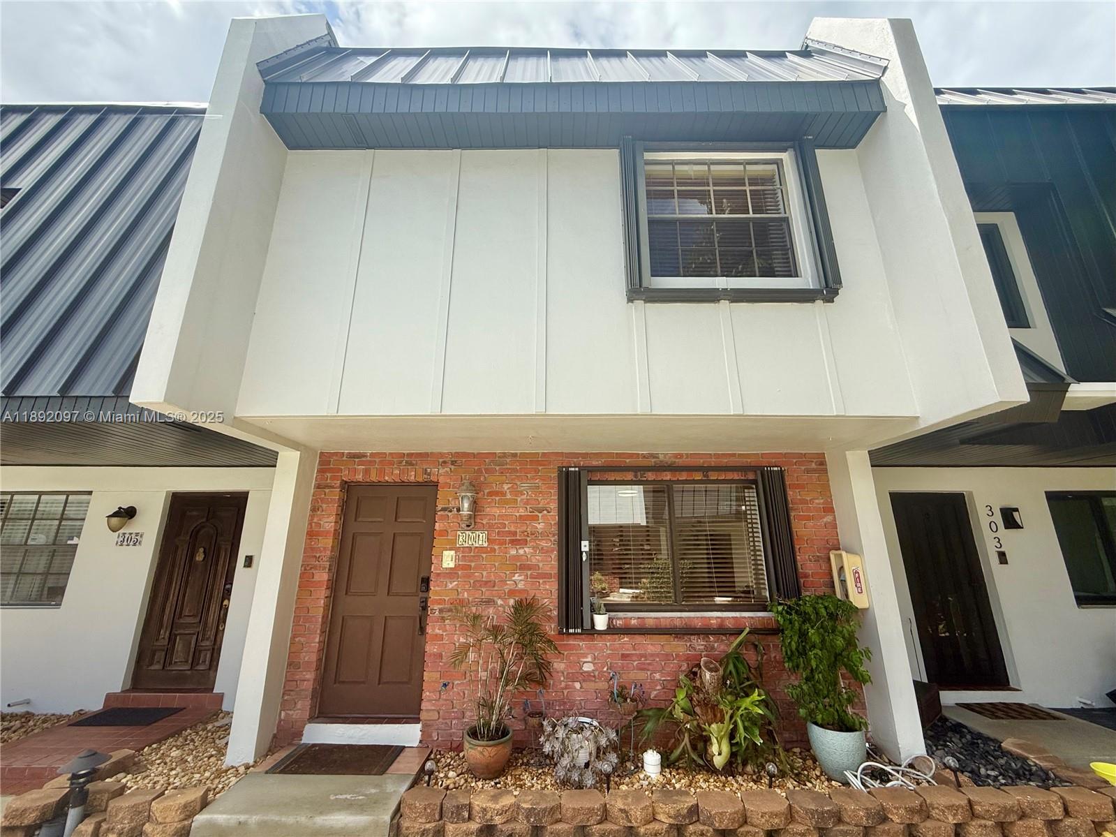 MILLER SIXTY-SEVEN TOWNHO - Residential Lease