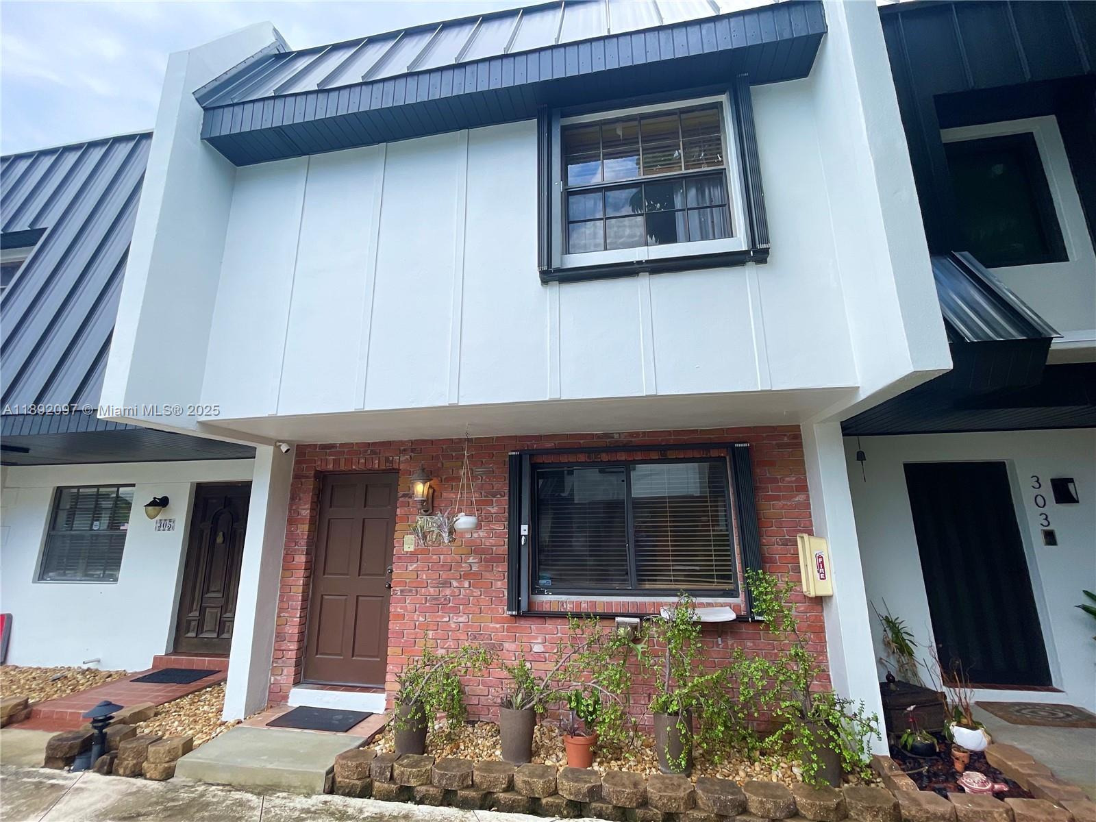 MILLER SIXTY-SEVEN TOWNHO - Residential Lease