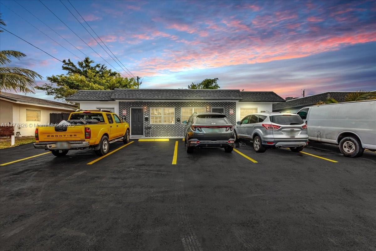 Great investment opportunity in the heart of Oakland Park.
This Multi-family is currently fully rented, located centrally, just a few minutes to the beach, shopping centers, and major highways.
Brand new roof done with permits (March 2025), new exterior paint.
Potential for rent increase after some interior upgrades
This can qualify for FHA