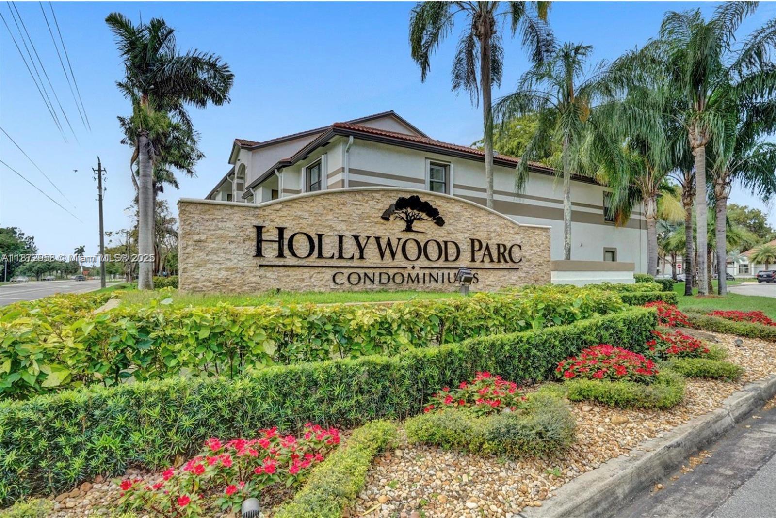 Location, Location, Location!
Just a few blocks from I-95, right across from a beautiful green area with a golf course in Hollywood. Close to the best schools in town and the renowned Children’s Hospital.
This unit is BRAND NEW & FULLY RENOVATED — be the very first to enjoy it!
Everything is new: refrigerator, stove, dishwasher, kitchen cabinets, flooring, a stunning bathroom with glass shower doors, and modern ceiling fans.
The community offers top-notch amenities:
2 swimming pools
Tennis courts
Fitness center
On-site guest services
Hurry up — this one will not last long!