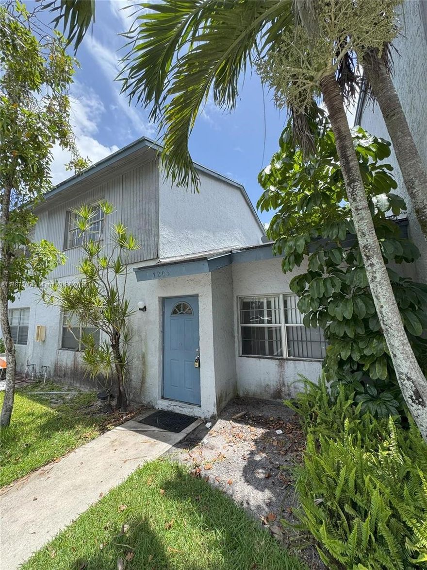 Cozy 3 bed/ 2 bath Home. Lovely home with three bedrooms and two bathrooms, featuring a bright living area, functional kitchen and private backyard. Conveniently located near shops and schools.