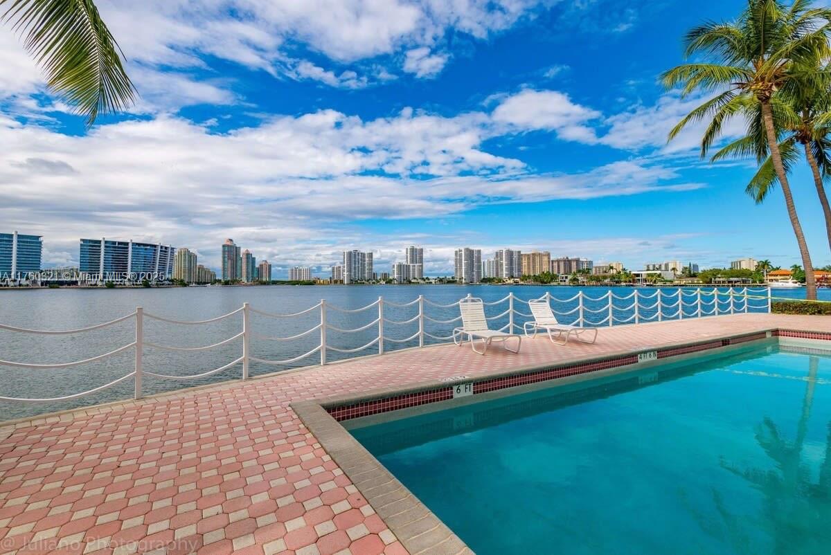Very nice unit , spacious, clean and safe place , steps from all services, groceries and beach