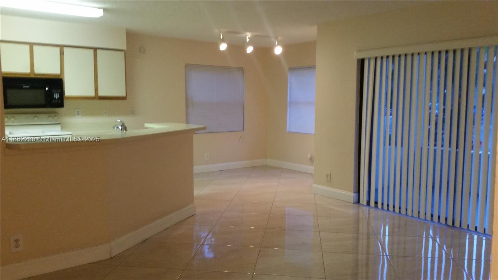 BEAUTIFUL AND SPACIOUS 1/1 UNIT NEAR TO MAJOR STREETS AND HIGHWAYS, SHOPPING AREA AND BUS STOP.COMMUNITY OFFERS PLENTY OF AMENITIES TO ENJOY. TENANT OCCUPIED UNTIL OCTOBER 9, 2025, 24 HR IN ADVANCE NOTICE FOR SHOWINGS. CONDO REQUIRES A MINIMUM CREDIT SCORE OF 625 PER APPLICANT.RENTER'S INSURANCE REQUIRES BY THE OWNER