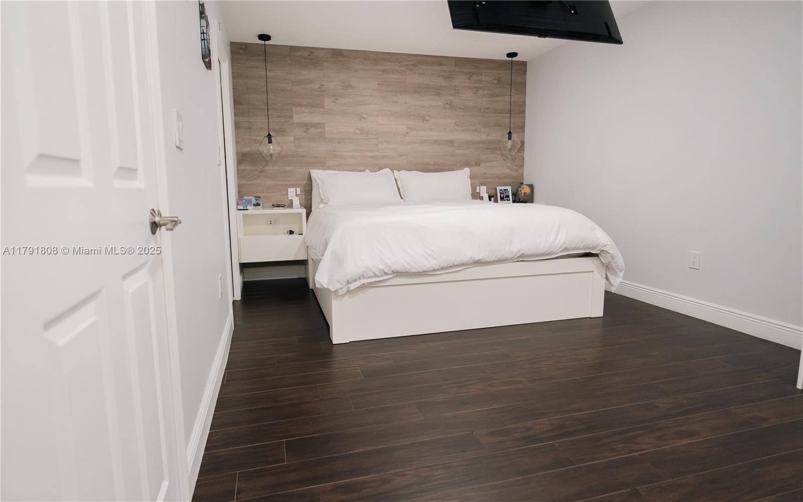 CRISTAL VILLAS CONDO - Residential