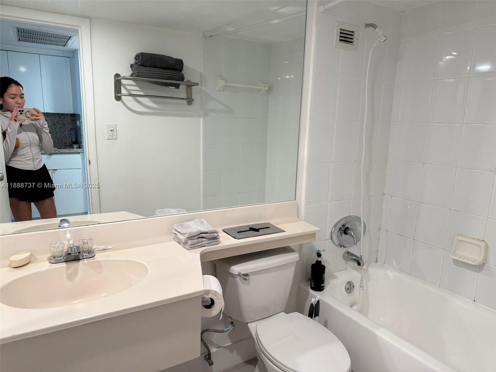 THE AVENTURA BEACH CLUB C - Residential Lease
