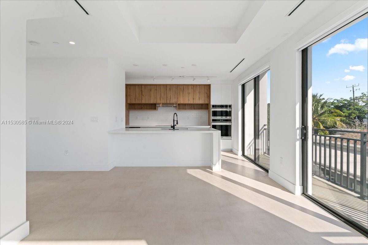 AMND MIAMI SUBURBAN ACRES - Residential Lease