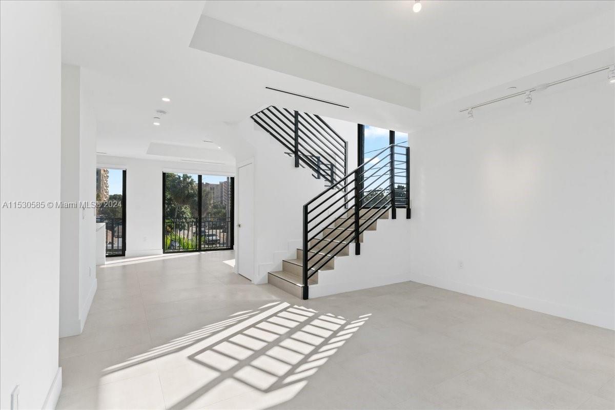 AMND MIAMI SUBURBAN ACRES - Residential Lease
