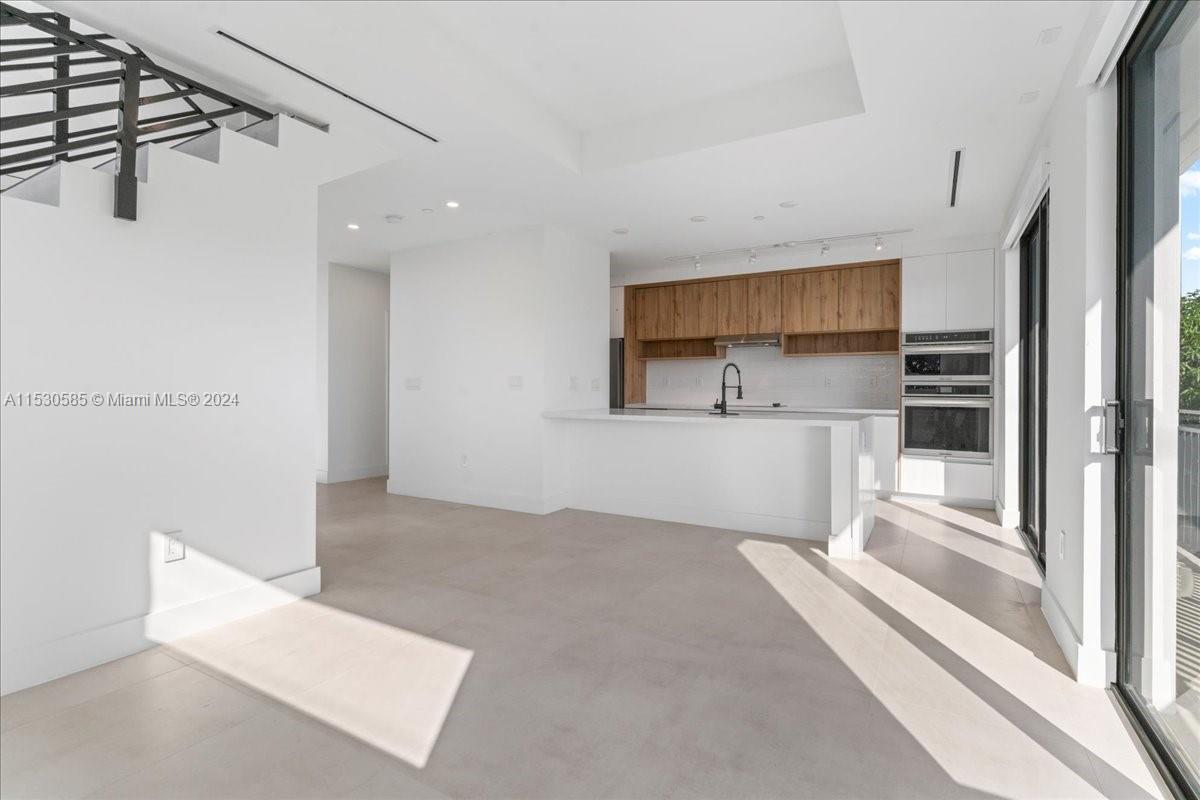 AMND MIAMI SUBURBAN ACRES - Residential Lease