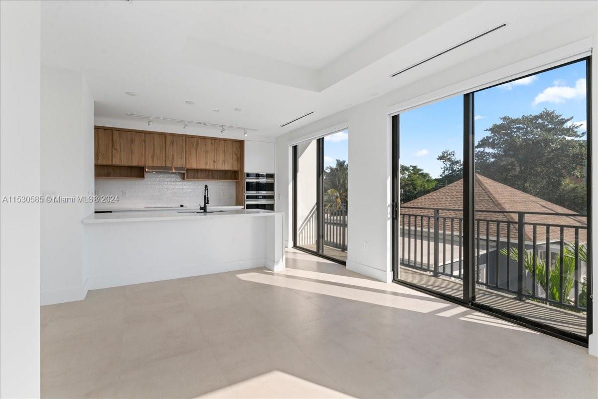 AMND MIAMI SUBURBAN ACRES - Residential Lease