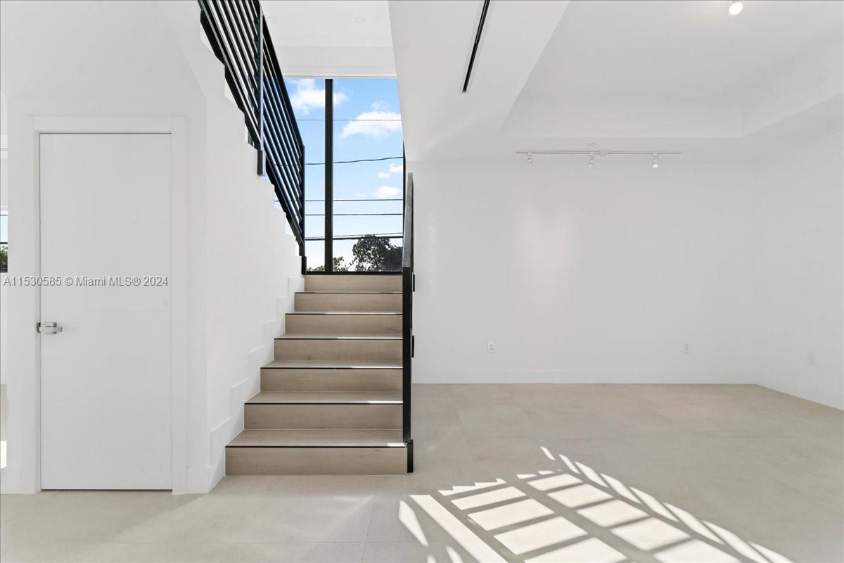 AMND MIAMI SUBURBAN ACRES - Residential Lease