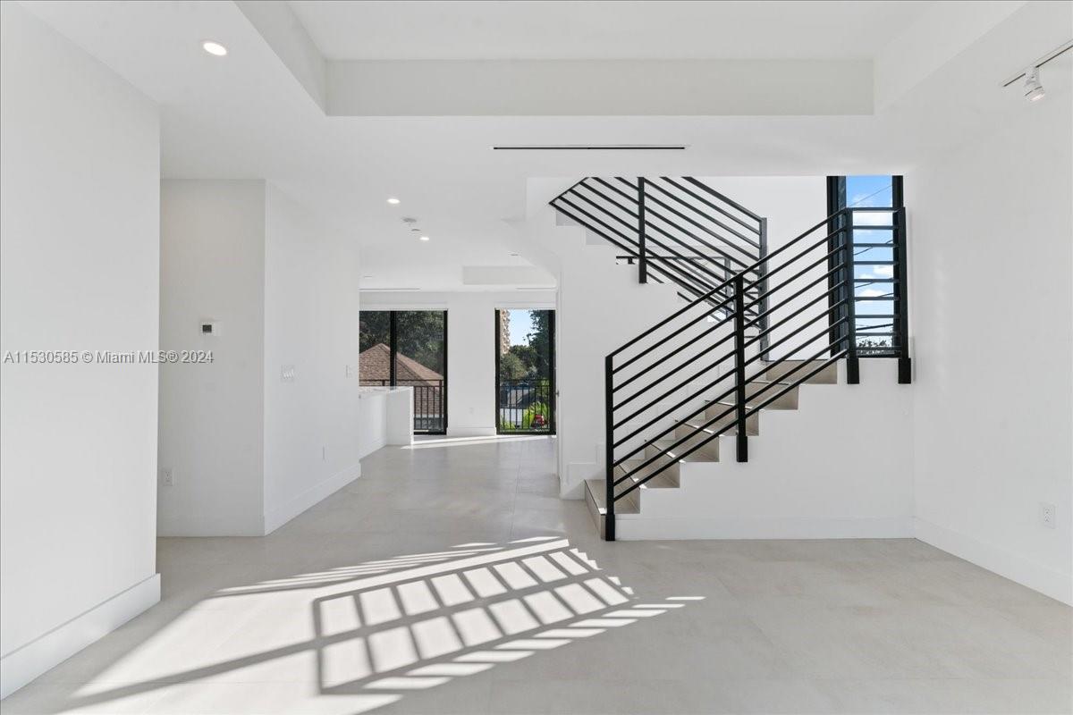 AMND MIAMI SUBURBAN ACRES - Residential Lease