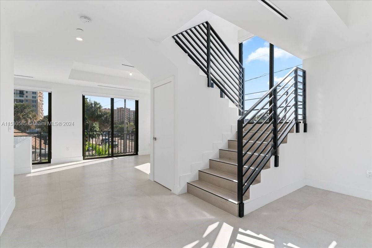 AMND MIAMI SUBURBAN ACRES - Residential Lease