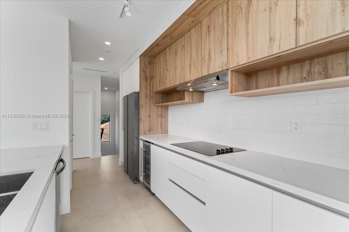 AMND MIAMI SUBURBAN ACRES - Residential Lease