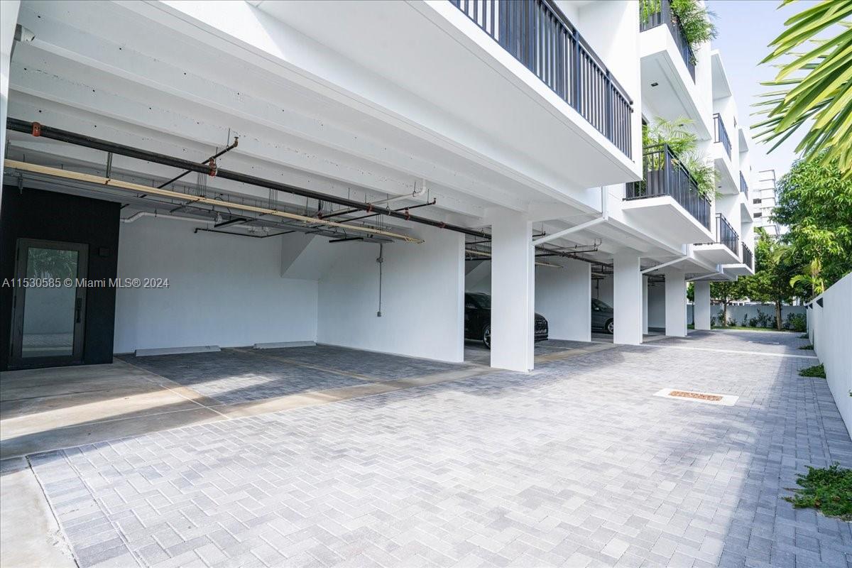 AMND MIAMI SUBURBAN ACRES - Residential Lease