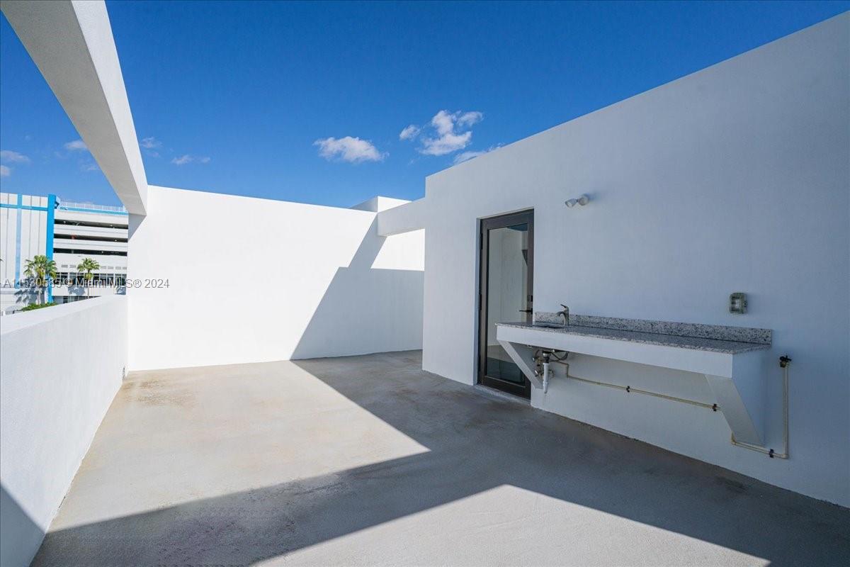 AMND MIAMI SUBURBAN ACRES - Residential Lease