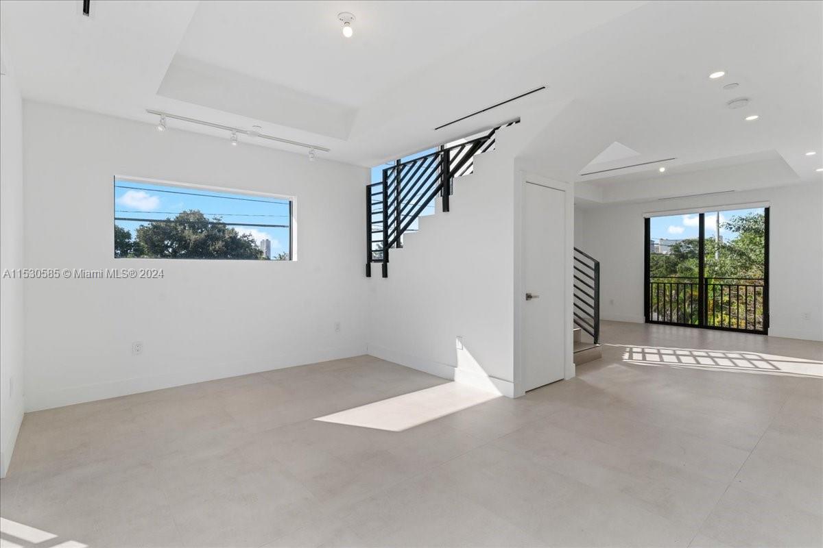 AMND MIAMI SUBURBAN ACRES - Residential Lease