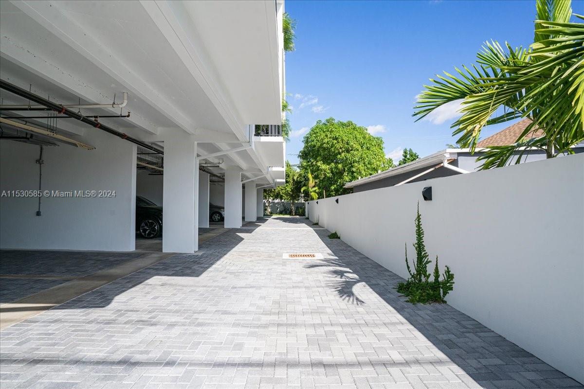 AMND MIAMI SUBURBAN ACRES - Residential Lease
