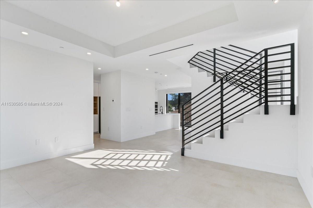 AMND MIAMI SUBURBAN ACRES - Residential Lease