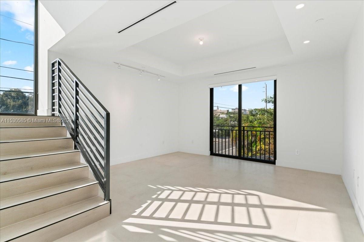 AMND MIAMI SUBURBAN ACRES - Residential Lease