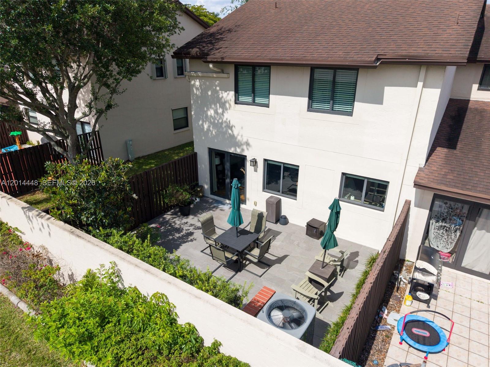 VALENCIA TOWNHOMES - Residential