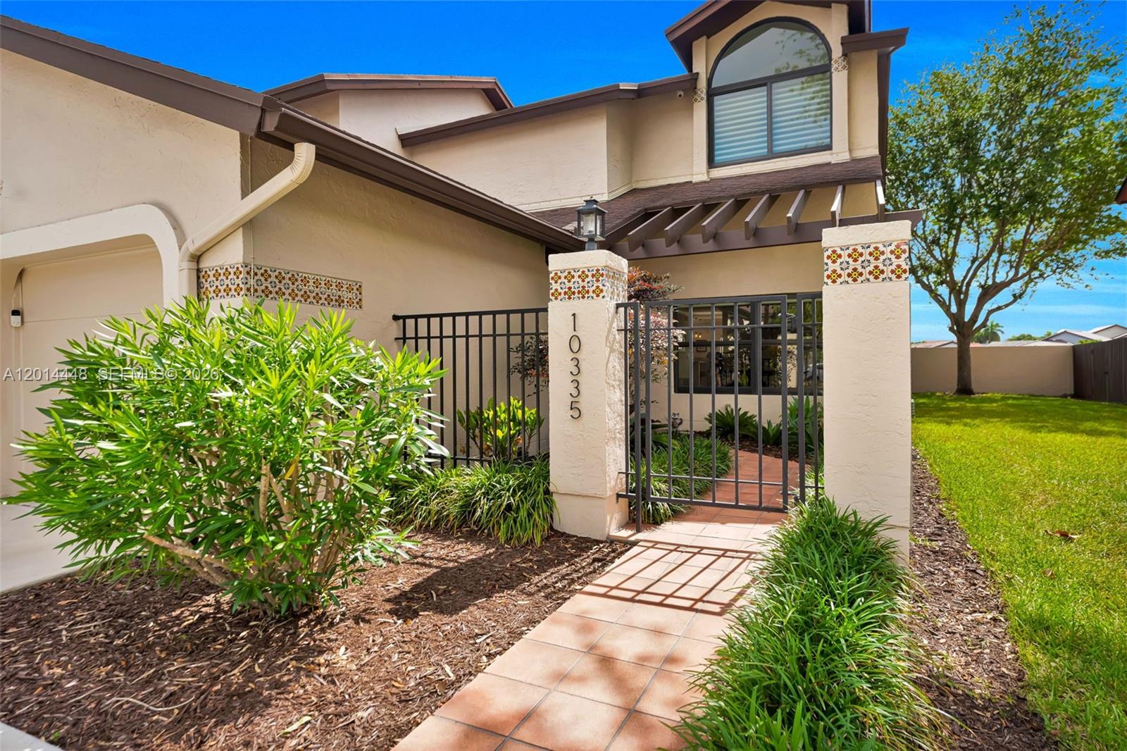 VALENCIA TOWNHOMES - Residential