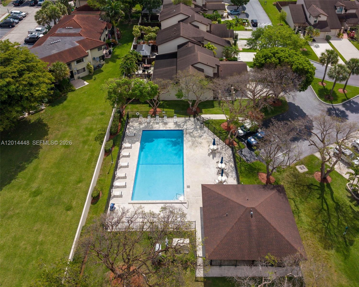 VALENCIA TOWNHOMES - Residential