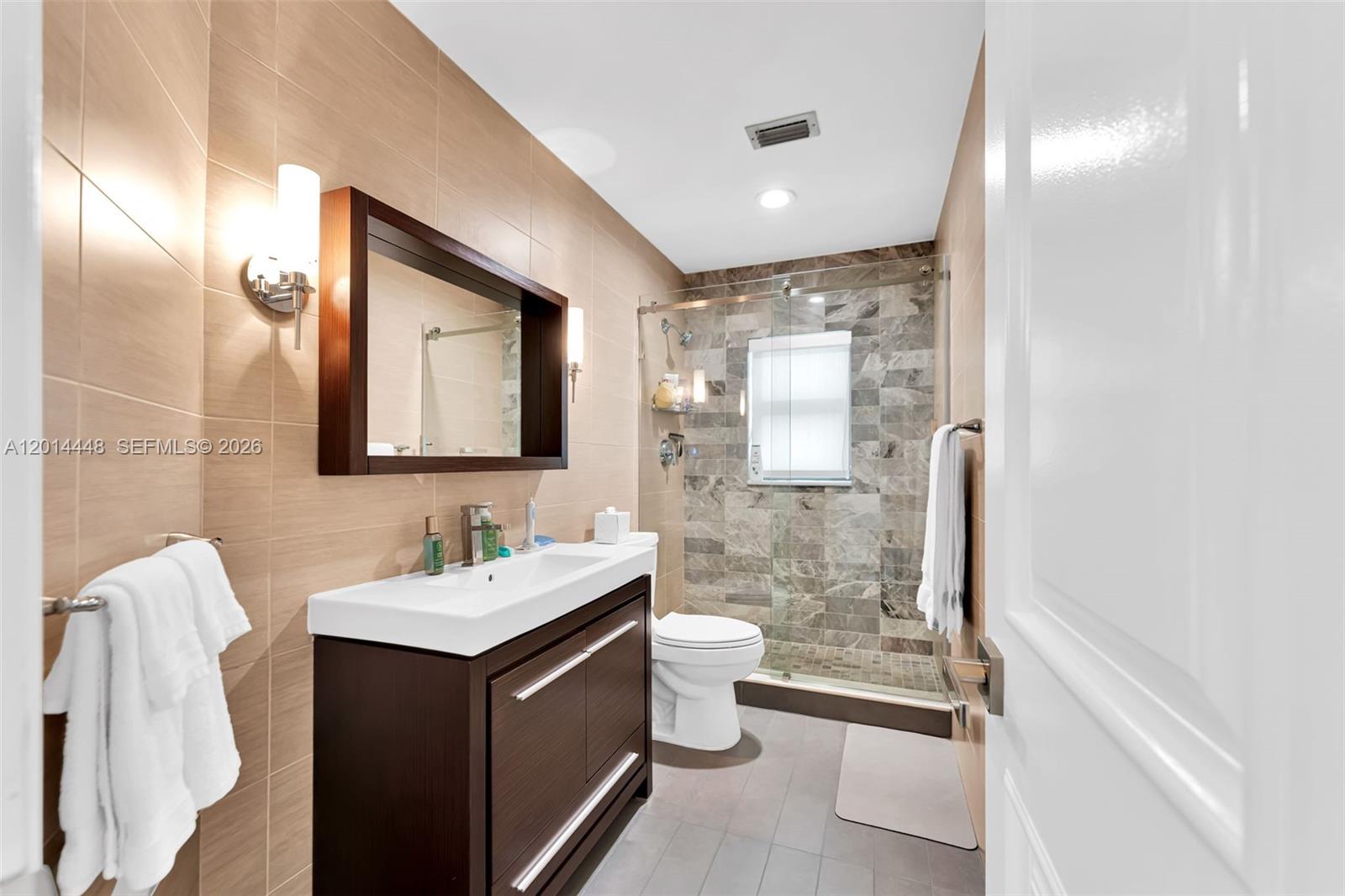 VALENCIA TOWNHOMES - Residential
